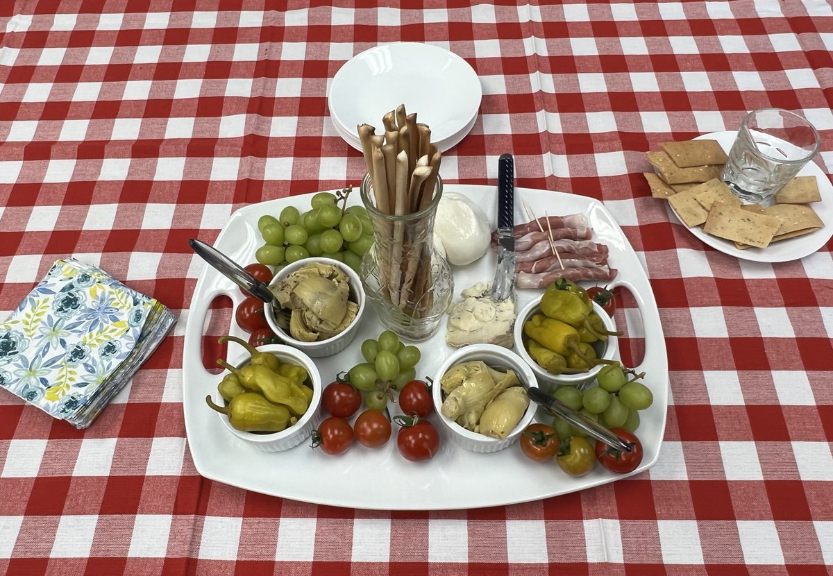 aznash13's tweet photo. Italian cuisine#pastaefagioli#grissini#proscuitto#burrata
#artichokes#gorgonzola#culinaryarts #OOBschools https://t.co/rdb0tB1Jbi