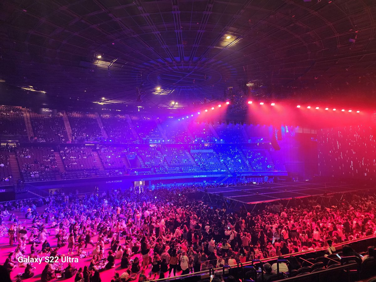 Army_Connect's tweet image. And here we are 🙌! I'm ready to witness #ddaeng &amp;amp; #daechwita in their full glory 🔥❤️‍🔥!!

It feels soooo nice to be a part of this crowd again 💜!

#SUGA_AgustD_TOUR_in_LA