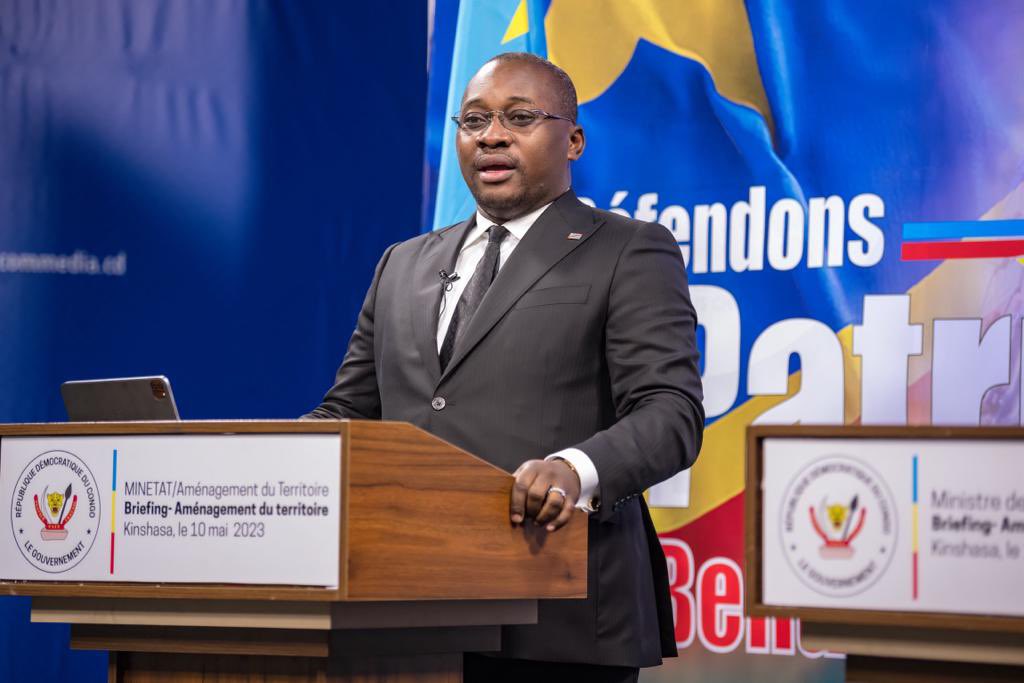 Guy_Loando's tweet photo. Avec le MinCom @PatrickMuyaya, j'ai participé au Débriefing où j’ai présenté la mission de l'aménagement du territoire. J’ai souligné l'importance de notre mission dans la prévention des catastrophes naturelles et nos réalisations dans l'organisation de l'espace physique du pays. https://t.co/ipZhszf1c3