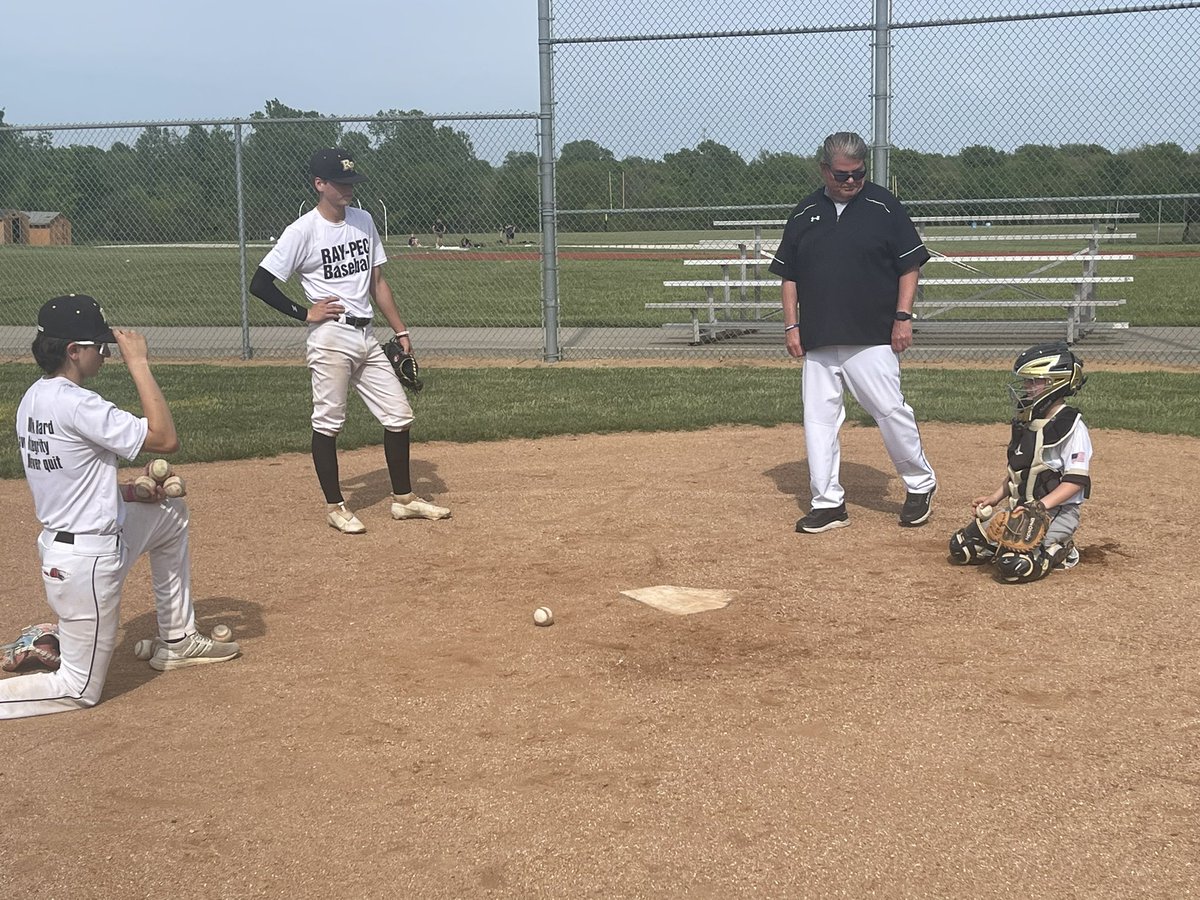 RayPecBaseball's tweet image. Varsity team had the opportunity to host the RP Futures(9U) baseball team after practice today! Fun to watch players from both teams enjoy their time together!