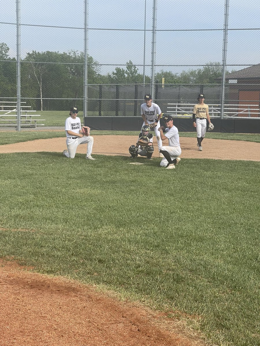 RayPecBaseball's tweet image. Varsity team had the opportunity to host the RP Futures(9U) baseball team after practice today! Fun to watch players from both teams enjoy their time together!