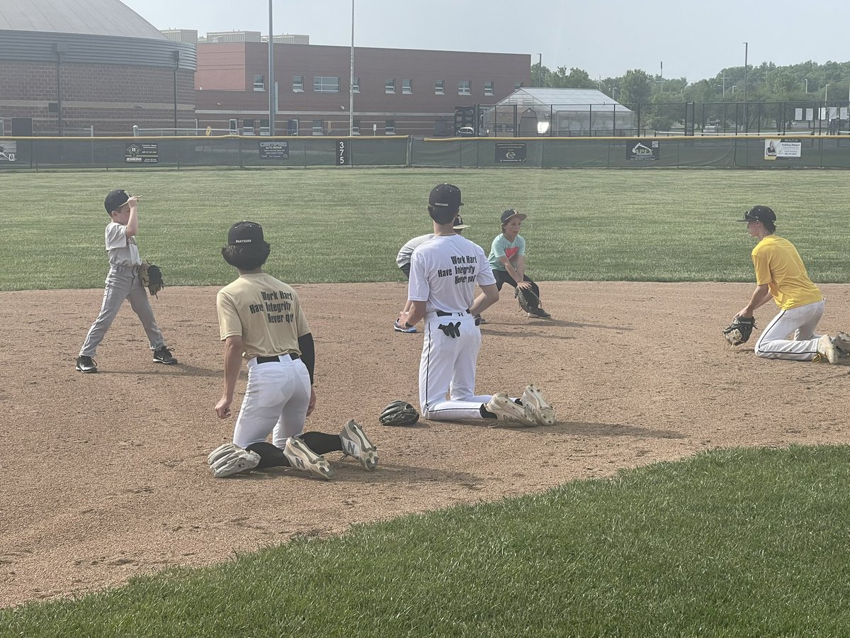 RayPecBaseball's tweet image. Varsity team had the opportunity to host the RP Futures(9U) baseball team after practice today! Fun to watch players from both teams enjoy their time together!