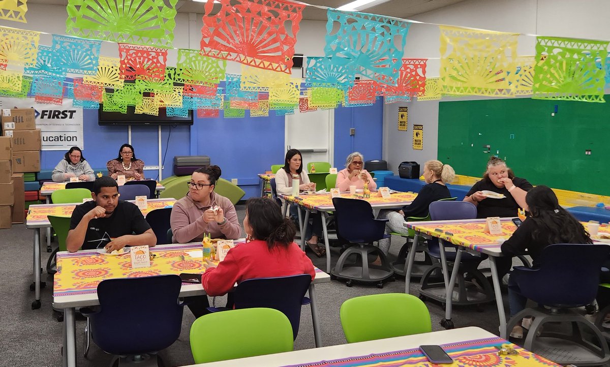 Staff Appreciation Day #3.  We celebrated our Oak Avenue Familia with some delicious tacos.  Not only did our staff enjoy the food, our ASES students enjoyed them as well.
@OakBrownBears @zjgalvan @LCortezGUSD @VillagomezMyra @OakAveCounselor