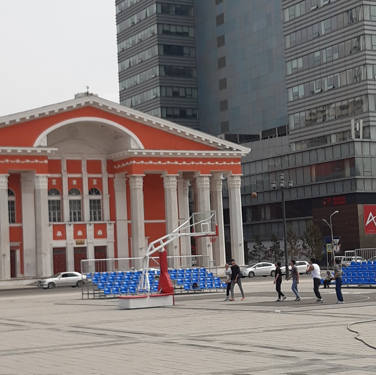 Of course there are basketball courts set up on Sukhbaatar Sq!
Zorigtkhuu B wrote about the popularity of 🏀 earlier this spring. 
blogs.ubc.ca/mongolia/2023/…