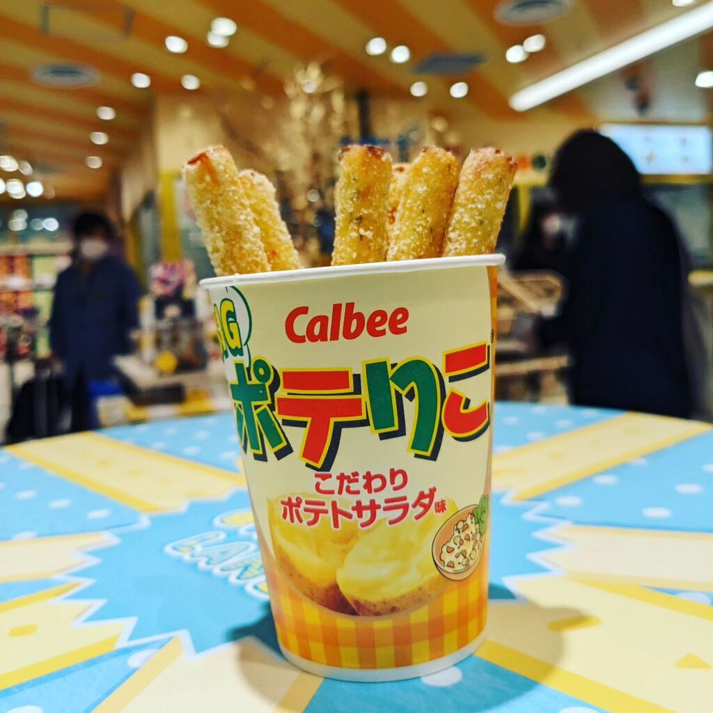 takeyaman's tweet photo. 木曜おつかいぶらり旅〜。Calbee+ tokyo「BIGぽてりこ(410円)」@東京駅 空いてたのでゲット!揚げたて旨い!! #ぶらり旅 #ぽてりこ #calbeeplus #東京駅 https://t.co/cE9Mh6L07r https://t.co/dYBM6JSmrC