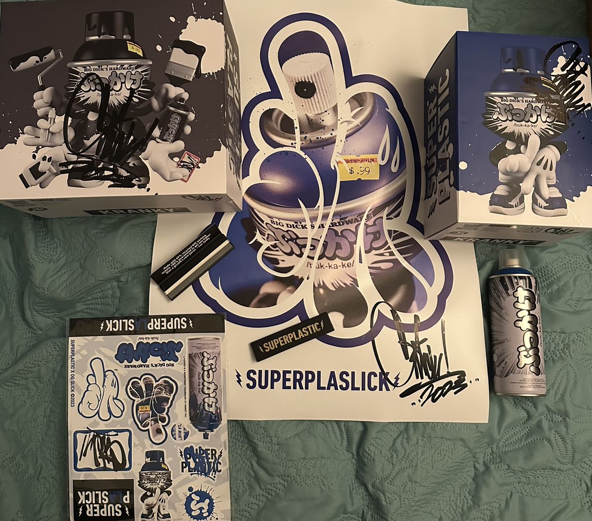 punkuhr's tweet photo. So happy to have met @OG_Slick1 at the @SUPERPLASTIC OG Slick “LA Blue” release. 👌

#SUPERSLICK #vinylcollectables https://t.co/HuENaf2eaT