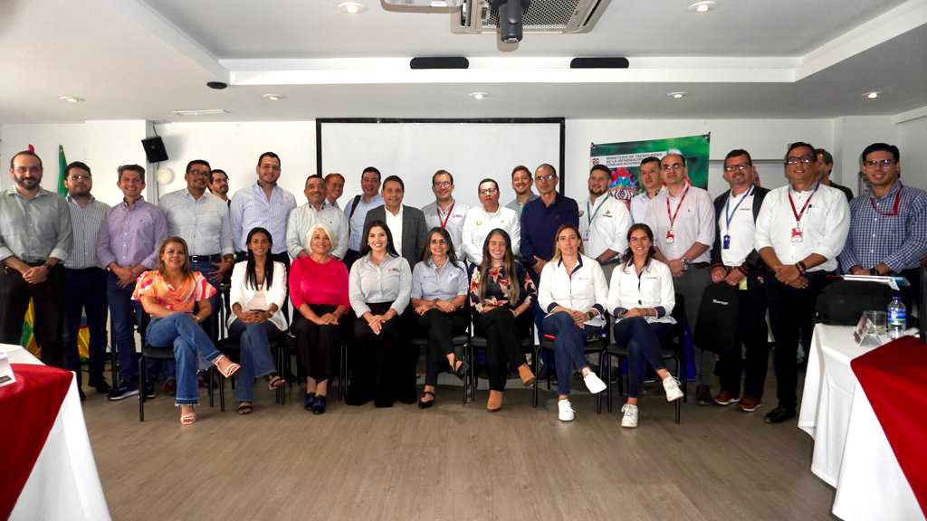 Desde <a href="/PROCOLOMBIACO/">PROCOLOMBIA</a> acompañamos el espacio liderado por el #ClusterTI de la <a href="/CCBucaramanga/">Cámara de Comercio de Bucaramanga</a> con <a href="/MauricioLizcano/">Mauricio Lizcano</a> <a href="/Ministerio_TIC/">Ministerio TIC</a>, donde los empresarios compartieron las fortalezas y retos del sector. #Conectividad #TalentoHumano #EcosistemadeInnovación  #Internacionalización