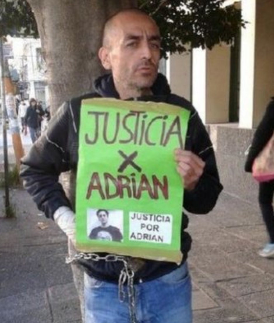 Murió Marcelo Novillo, el papá que hasta el último día pidió justicia y condena para todos los responsables del crimen de Adrián, su hijo. Se quitó la vida, se había internado por su propia voluntad en el Hospital Borda. Adrian Novillo fue asesinado por una patota en 2014