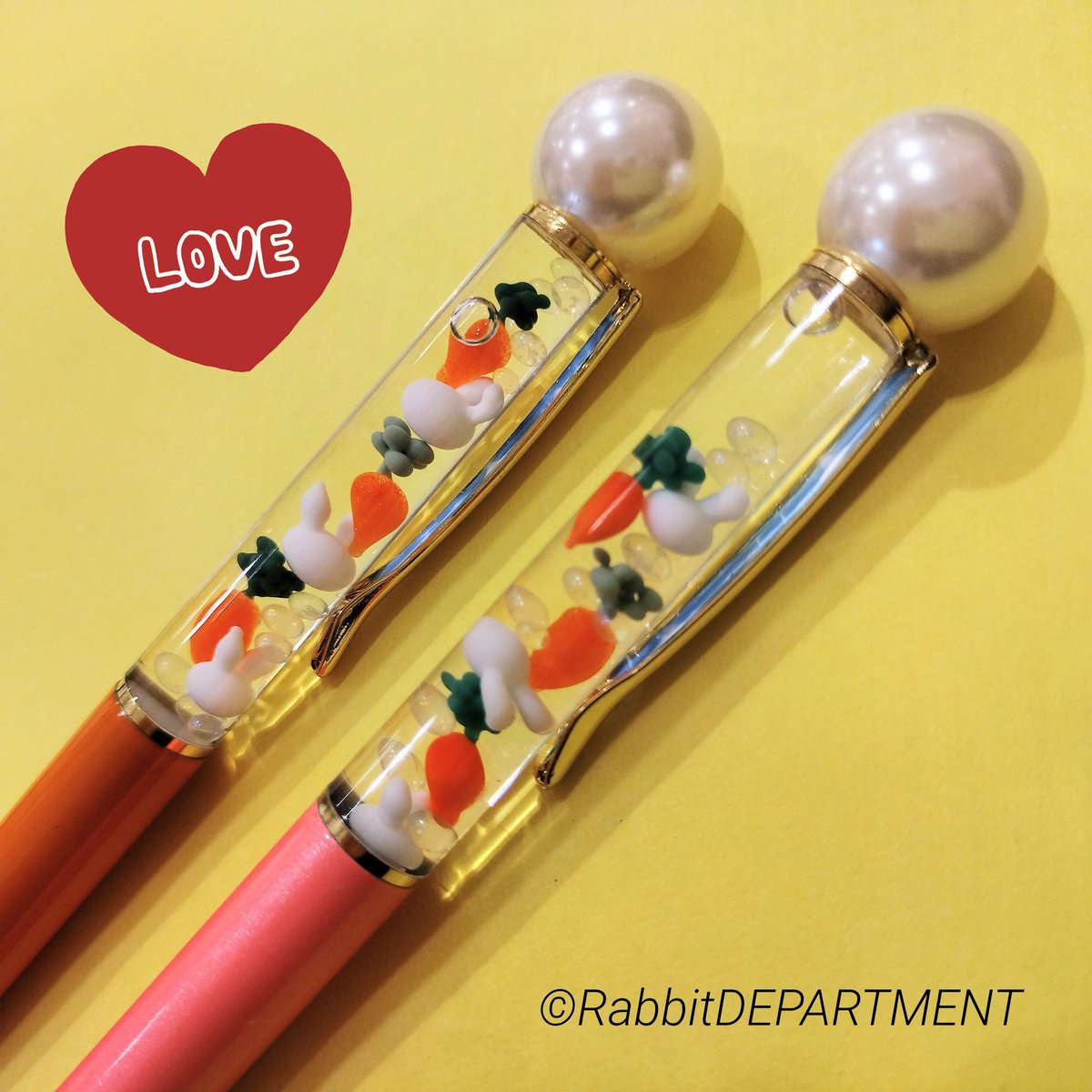RabbitDEPARTME's tweet photo. 新宿店です🐰🎶
#studiotakka さんの #スノードームボールペン です🎶
小さなうさぎさん🐰とニンジン🥕のパーツがゆっくりと動きます😊
BOX入りでギフトにもオススメです🎁✨
通販サイトはコチラ👇
https://t.co/g0HyIwV98R
#ラビットデパートメント
#新宿マルイアネックス
#うさぎ雑貨
#うさぎ https://t.co/tT5pVwhnXr