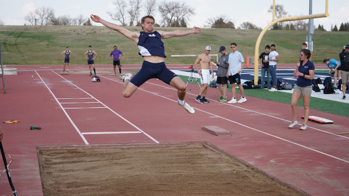👟| Dickinson State takes an early lead after first day of multi events at the 2023 North Star Athletic Association Outdoor Track &amp; Field Championships in Dickinson, N.D.

The action resumes tomorrow at 10 am MT

🔗: bit.ly/3I2mAE9