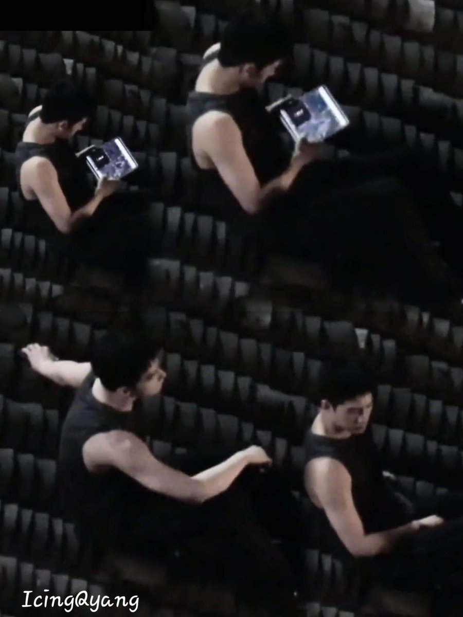 icingquinyang2's tweet photo. #droolworthy #palpitating #icanteven 
#YangYang杨洋 shows off his sexy biceps wearing a black singlet as he flexes while reading from his tablet on a rooftop. #hubbahubba 
#waitingforsongyan https://t.co/74C58xmk9A