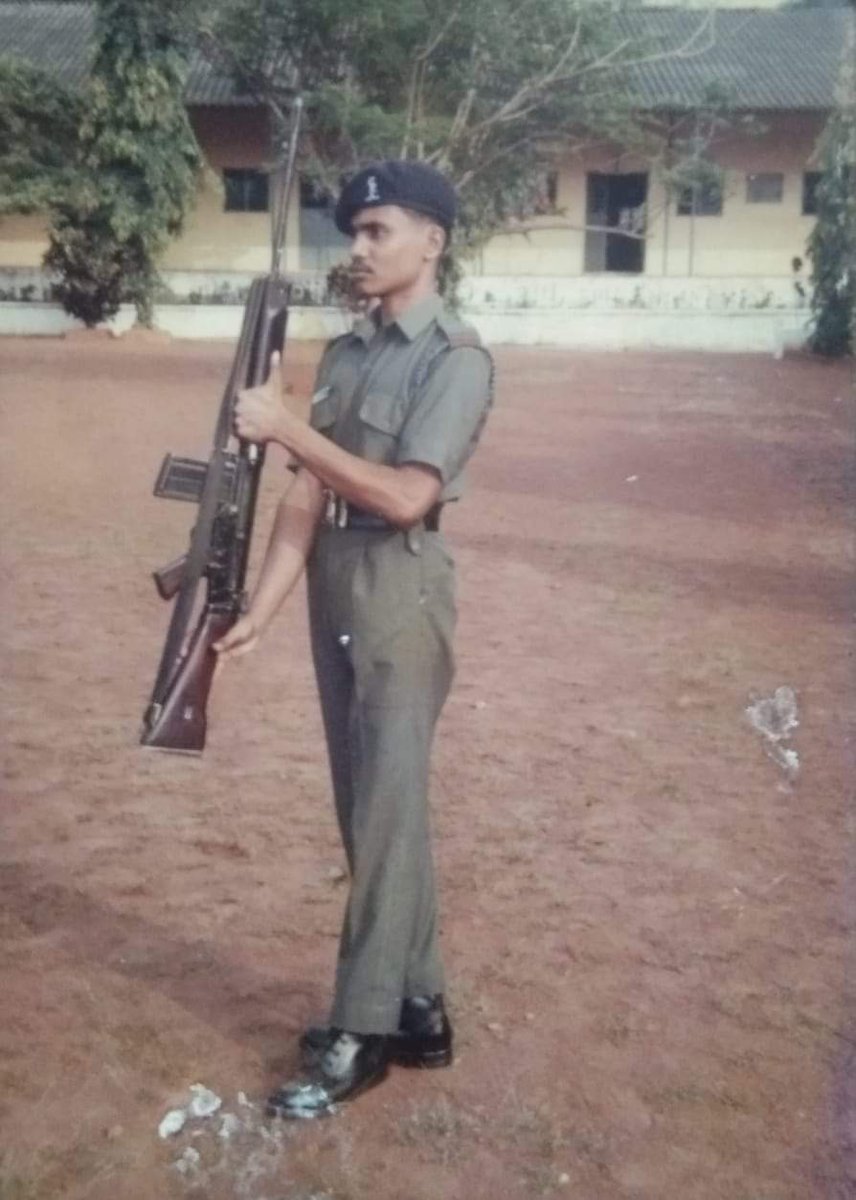 Sendalaibala's tweet photo. வெற்றி கிடைக்காது என
தோல்வியின் மடியில் உறங்கவில்லை..
மார்பு  அறுக்கப்படும்
என்று தெரிந்தும் புறமுதிகிட்டு ஓடவில்லை..
எதிரி ரூபத்தில் எமன் எதிரே நிற்கும்போது கூட "பாரத் மாதாக்கி ஜே" என்ற முழக்கத்தை நிறுத்தவில்லை... 
அகப்பட்ட எதிரியின் உயிர் பிச்சை கெஞ்சலுக்கு இரங்கியதில்லை... https://t.co/4DHyEsuHSj