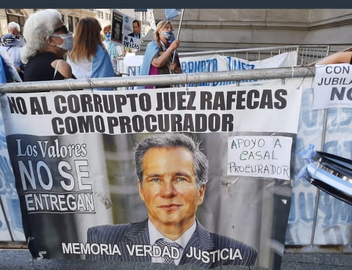 EquipoRepublic1's tweet photo. @RaRa_MuSa El @EquipoRepublic1 nos oponemos totalmente a qué Rafecas sea Procurador de la Nación, no tiene cualidades morales. Traicionó al país cuando desestimó la causa del fiscal Nisman. Nos oponemos rotundamente !
#NoARafecasProcurador 
@blancopatricia @dsantoro59 @carloskalman https://t.co/3O5fVIBNQ5
