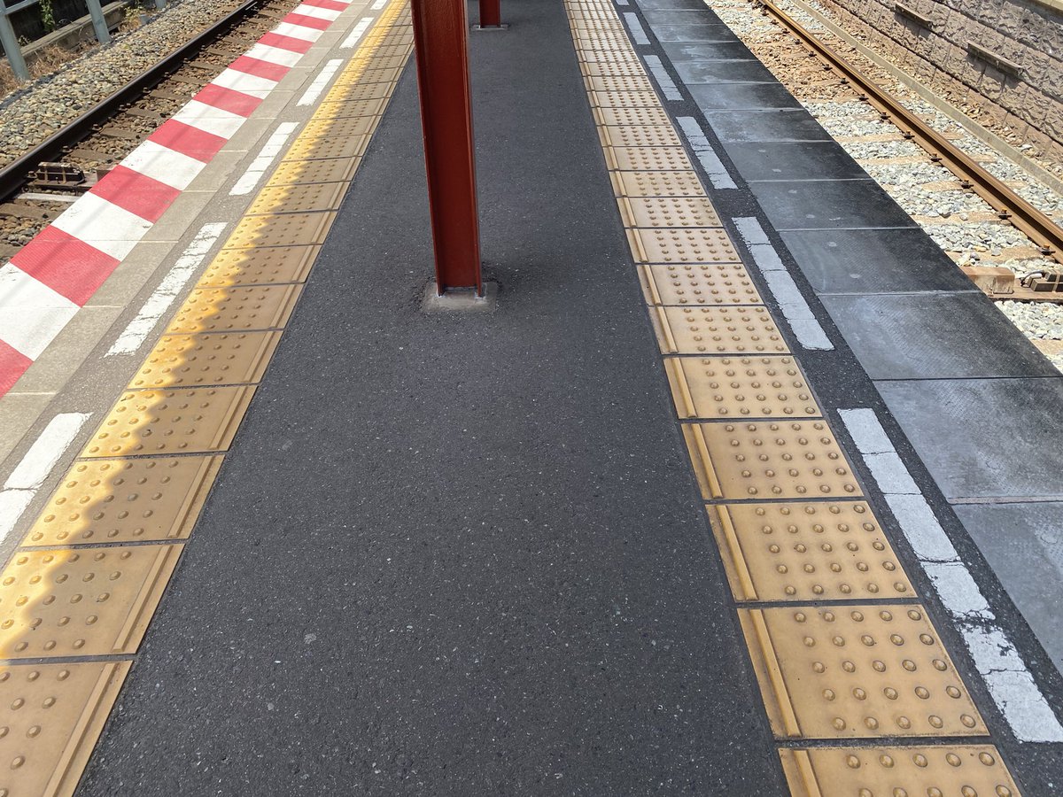 西鉄五条駅って狭いことで有名な阪急中津駅とあんま変わらんくらいホーム狭いんじゃね