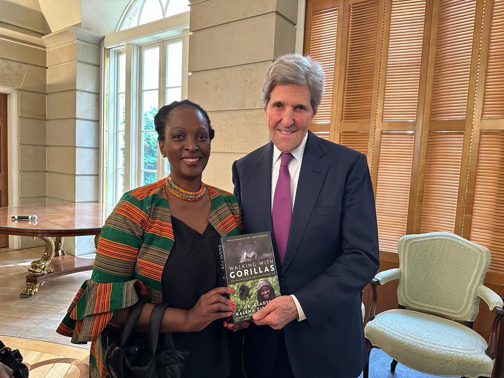 Attended #EarthDay diplomatic engagement at Blair House with @ClimateEnvoy Sec. John Kerry & @USRepKCastor.  

We had a quick chat on @DoctorGladys's #WalkingwithGorillas, a book about saving Africa's critically endangered gorillas & improving the livelihood of local communities.