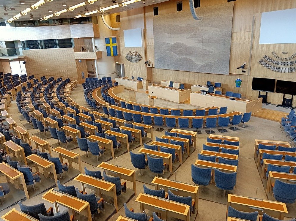 Швед Улс хэрхэн шуналтай улстөрчдийн гараас аврагдав📷
Хүний болон улсын хөгжлөөрөө дэлхийд гайхагддаг орон бол Швед билээ. Шведийн парламент нь үндсэн үйл ажиллагаандаа ашигладаг гурван автомашинтай. УИХ-ын гишүүн бүр нийтийн тээврээр зорчдог. Тэдэнд жилийн тасалбар олгоно. Мөн