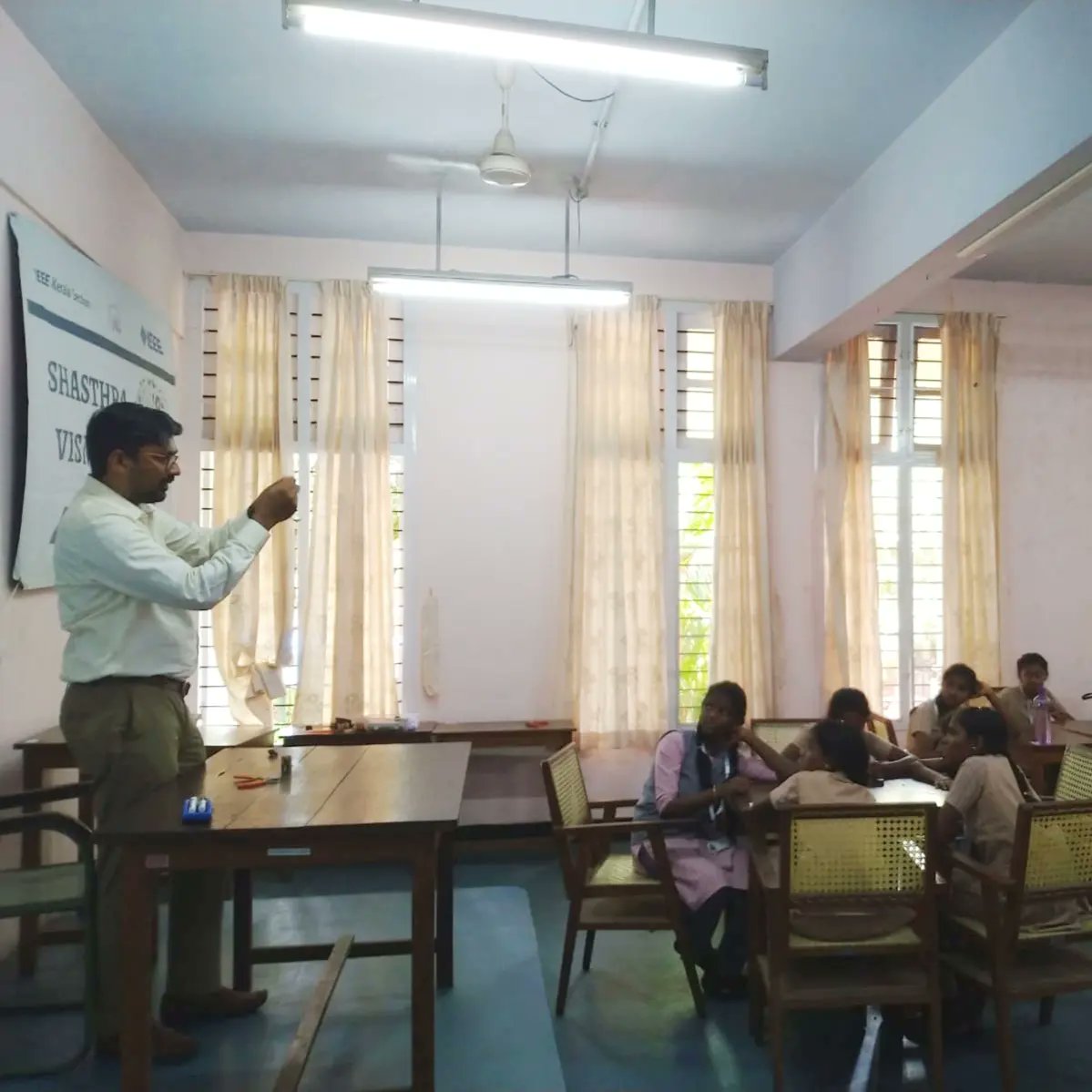 ShahimBaker's tweet photo. Glimpses from the #STEM workshop conducted for students from Tamilnadu at #CUSAT.Event organised by #IEEE WIE Kerala Section. https://t.co/MBhjJCM4Lk