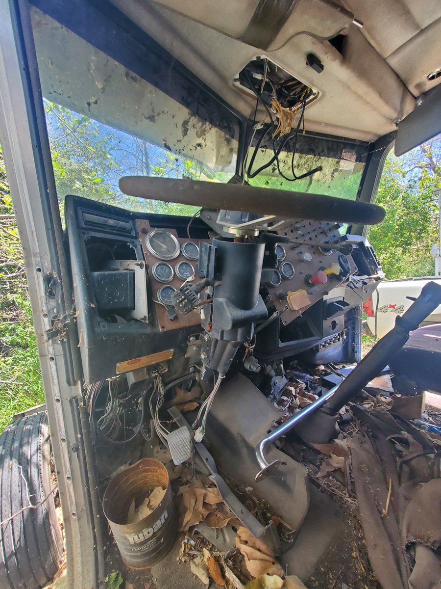 tejedipe's tweet photo. @Real_J4_ I got half a peterbilt forsale rough condition perfect youtube resto https://t.co/QiwirGr4mq