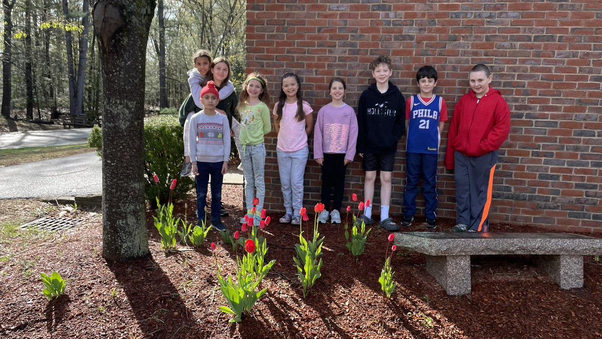 Student Council celebrating their tulips from Red Ribbon Week!  Thank you Mr. Araneo for working with these amazing leaders at Birch Hill! <a href="/NASHUASCHOOLS/">NashuaSchools</a>  #OneNashua