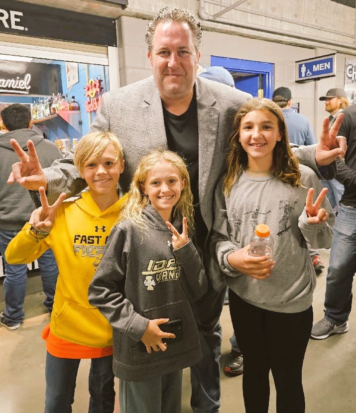 mizztracileigh's tweet image. Meeting Coach Eck made their night!🏈
 Now for a @Steelheads victory! 🏒
V's 🆙️!!!🖤💛🖤💛
@Coach_Eck #futurevandals @uidaho #vandals #idahosteelheads #hockey #boise #centurylinkarena @WilletHoward #vandalstrong #flagship #ECHL