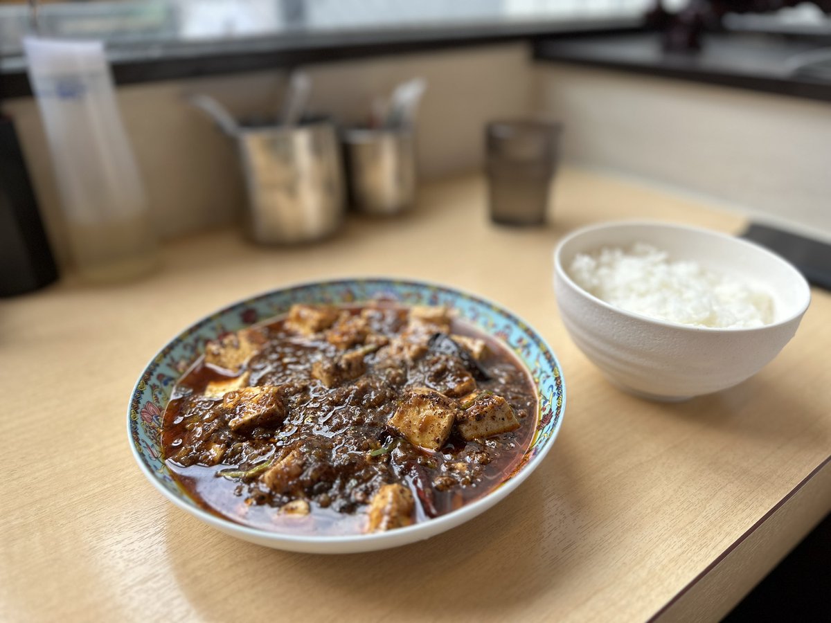 setagayalocal's tweet photo. 下北沢で麻婆豆腐食べたくなったらココ…！辛さ・痺れを5段階から調整でき白米との相性が最高。セットは950円（税込）で嬉しい1,000円以内。日替わりランチは900円でこの日は黒酢の酢豚…具沢山でめちゃくちゃ美味い。ミニ坦々麺もつければボリューム満点。海鮮あんかけ焼きそばといつも迷う…店の名は https://t.co/KvnDmVpuEp