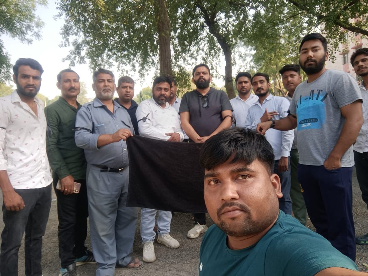 EktaUnion's tweet photo. पहलवान बेटियों के आह्वान पर #STEU के द्वारका जिलाध्यक्ष श्री @SubhashKadyan7 जी के नेतृत्व में चालकों ने हाथ पर काली पट्टी बांधकर #BlackDay मनाया। संगठन अपनी पहलवान बेटियों के साथ खड़ा है, जो भी आदेश आएगा उसे हर हाल में लागू किया जाएगा।

@BajrangPunia
#IStandWithMyChampions https://t.co/pa3agxL8Tf