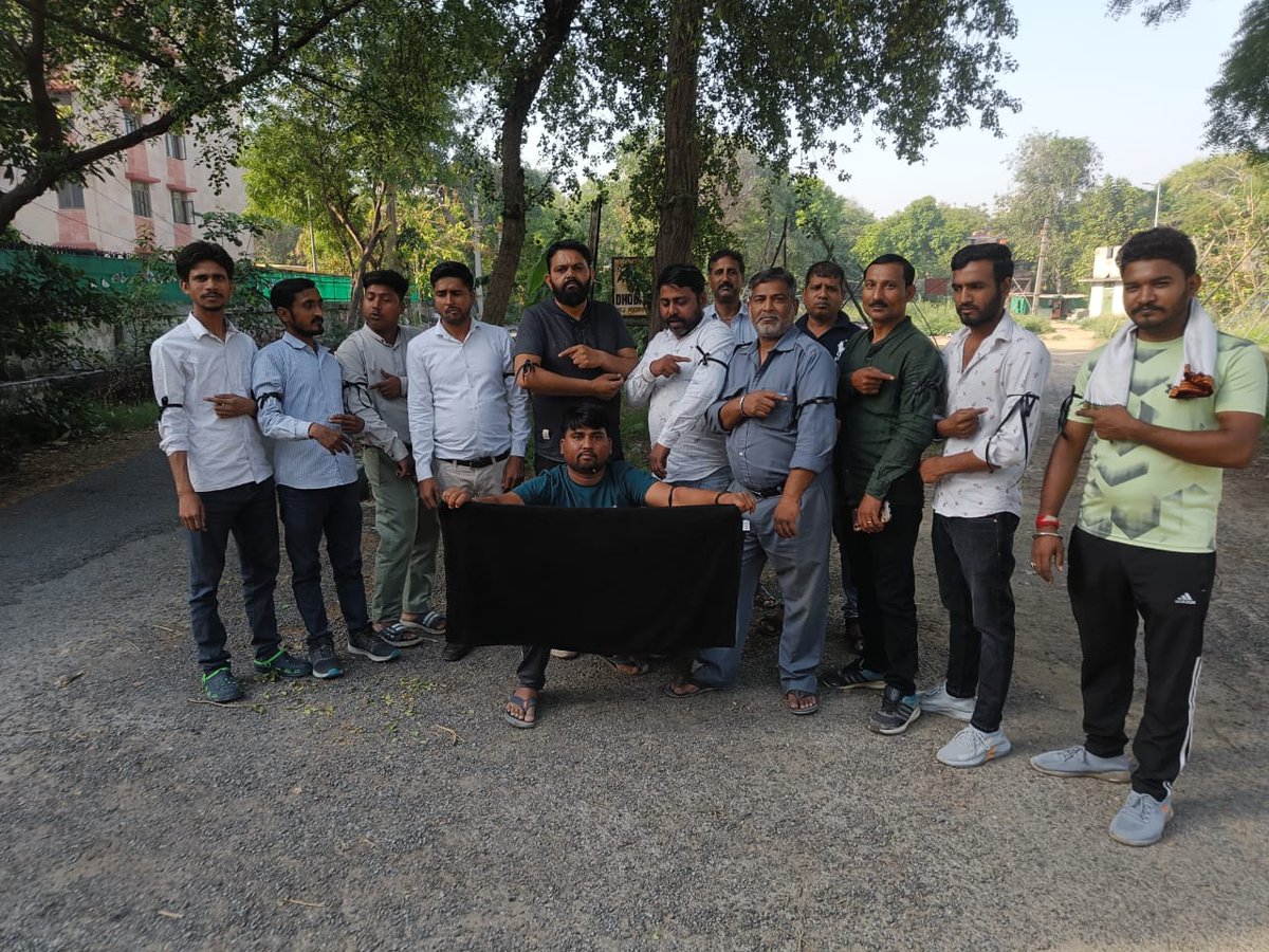 EktaUnion's tweet photo. पहलवान बेटियों के आह्वान पर #STEU के द्वारका जिलाध्यक्ष श्री @SubhashKadyan7 जी के नेतृत्व में चालकों ने हाथ पर काली पट्टी बांधकर #BlackDay मनाया। संगठन अपनी पहलवान बेटियों के साथ खड़ा है, जो भी आदेश आएगा उसे हर हाल में लागू किया जाएगा।

@BajrangPunia
#IStandWithMyChampions https://t.co/pa3agxL8Tf