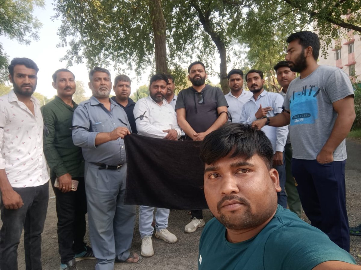EktaUnion's tweet photo. पहलवान बेटियों के आह्वान पर #STEU के द्वारका जिलाध्यक्ष श्री @SubhashKadyan7 जी के नेतृत्व में चालकों ने हाथ पर काली पट्टी बांधकर #BlackDay मनाया। संगठन अपनी पहलवान बेटियों के साथ खड़ा है, जो भी आदेश आएगा उसे हर हाल में लागू किया जाएगा।

@BajrangPunia
#IStandWithMyChampions https://t.co/pa3agxL8Tf