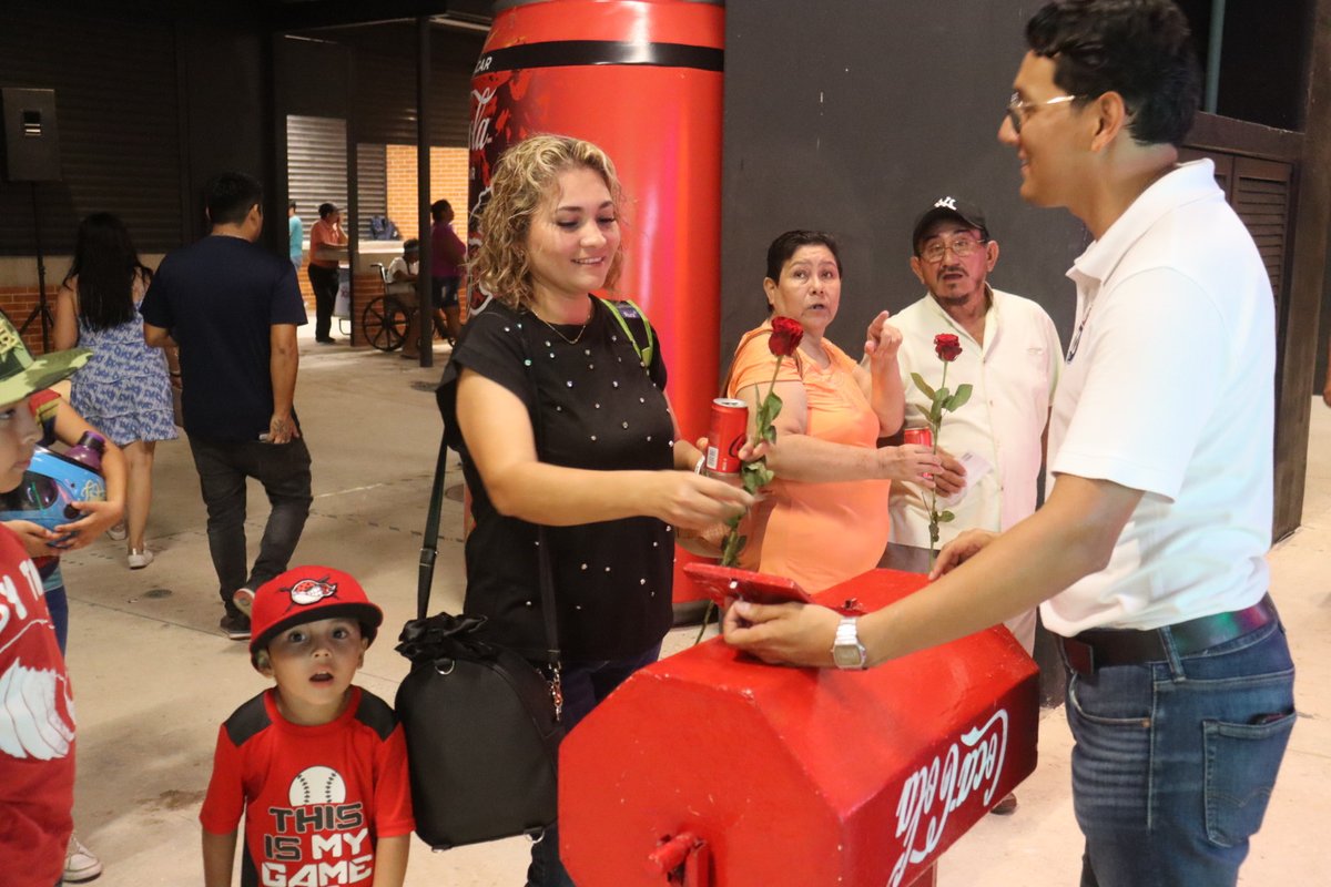 LosPiratasMx's tweet photo. Piratas de Campeche y Coca-Cola festejando a las mamitas en su día.
#TodosABordo
#PiratasDeCampeche
#SpringTraining2023
#CopaMaya https://t.co/Qj5ZmVHQwV