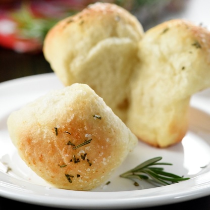 LexyBanx's tweet photo. Easy Garlic, Rosemary, and Asiago #cheese #dinner Rolls. #foody https://t.co/y1mZBiIwWp https://t.co/uYjkd51jmk