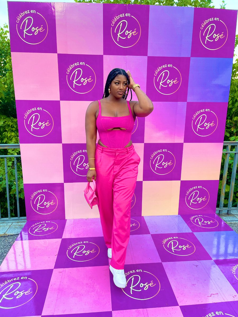 MsKelly_'s tweet photo. Raise your hand if you have 1 go to pose. 🙋🏾‍♀️ https://t.co/muEZ4FMmiZ