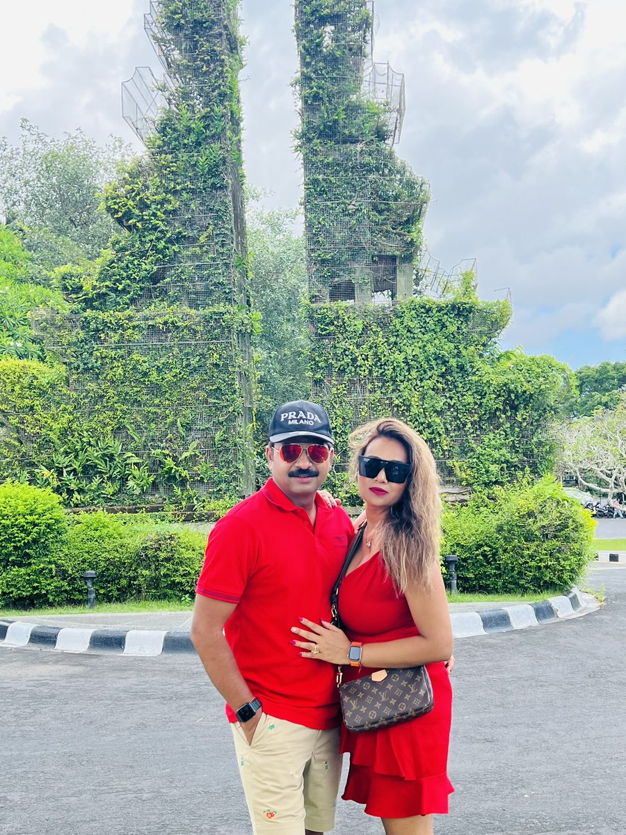 Kamalomer's tweet photo. #DropSomethingRed ❤️❤️ https://t.co/jJgr94jRkL
