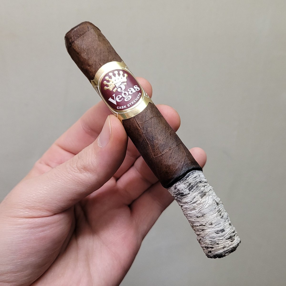 THIS is turning out to be an interesting review.  #NowSmoking / reviewing the #5Vegas #CaskStrength 

#ShouldISmokethis #GarbagePalateGang #cigar #cigars #CigarLife #CigarReview #CigarReviews #botl #FlyingCigarCo #blessed #SmokeWhatYouLike #LongAshes