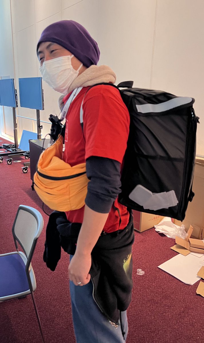 kakutani's tweet image. これが背中に #研鑽Ruby を担いでいるモードなので、お求めの方はお声がけくださいませ。買ってくれ!!! 重い!!! #rubykaigi #polished_esm