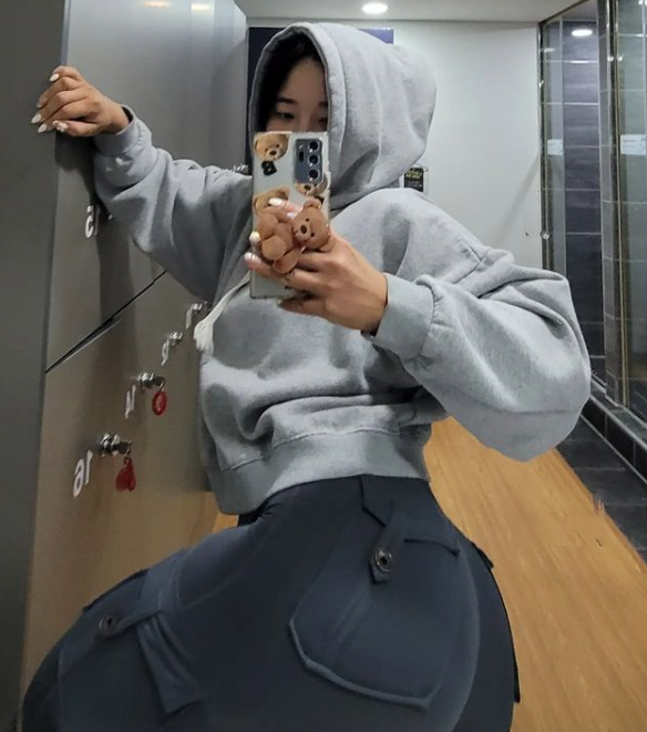 YonngBert's tweet photo. 想看妈妈露大屁股深蹲视频的点赞 私发 #少妇 #肥臀 #蜜桃臀 https://t.co/au0AbEpKzg