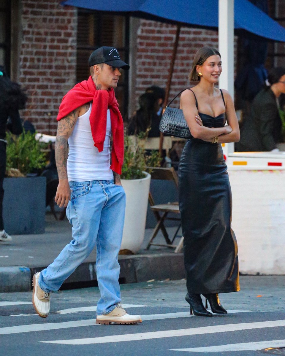 biebernovidade's tweet photo. 🚨MEU DEUS! Justin Bieber e Hailey Bieber juntos ontem em New York. https://t.co/Y5V3JwmxER