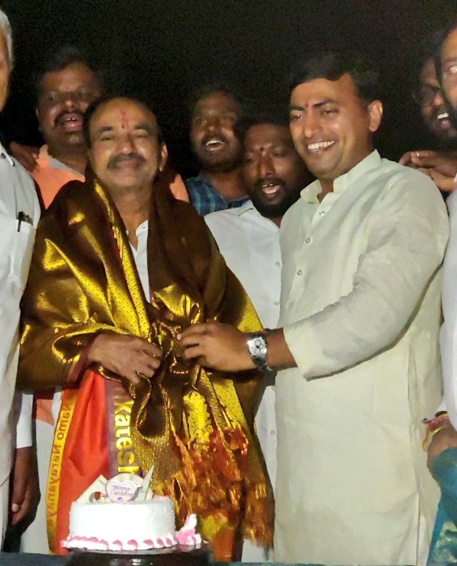 Eatala_Rajender's tweet photo. బిజెపి రాష్ట్ర అధికార ప్రతినిధి, భద్రాద్రి కొత్తగూడెం జిల్లా ఇంఛార్జి శ్రీ @rakeshreddybjp  గారికి హృదయపూర్వక జన్మదిన శుభాకాంక్షలు 💐💐

ఆయురారోగ్యాలతో, సుఖ సంతోషాలతో మీరు చిరకాలం ప్రజాసేవలో కొనసాగాలని మనస్ఫూర్తిగా కోరుకుంటున్నాను. https://t.co/eR72IxS7WO