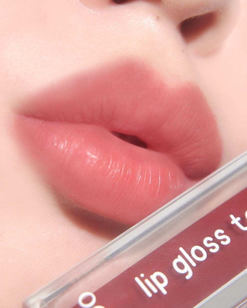 aoomsinptd's tweet photo. Lip Gloss to Matte ของ odbo เว่อมากกก😭🫶🏻 ตื่นมาก็ปากสีนี้อะ เนียนสุช ทำเนื้อดีมากกกก ตอนแรกทาไปจะฉ่ำๆ เนื้อลื่นทาง่าย แต่พอทิ้งไว้สัก 5-10 วิจะเป็นแมตต์ที่แนบไปกับปาก ที่ไม่หนักปากไม่รู้สึกว่าทาอยู่ด้วย ทนข้ามวันอีก เกินเรื่องไปมั้ยยย https://t.co/0MC5yu43pF