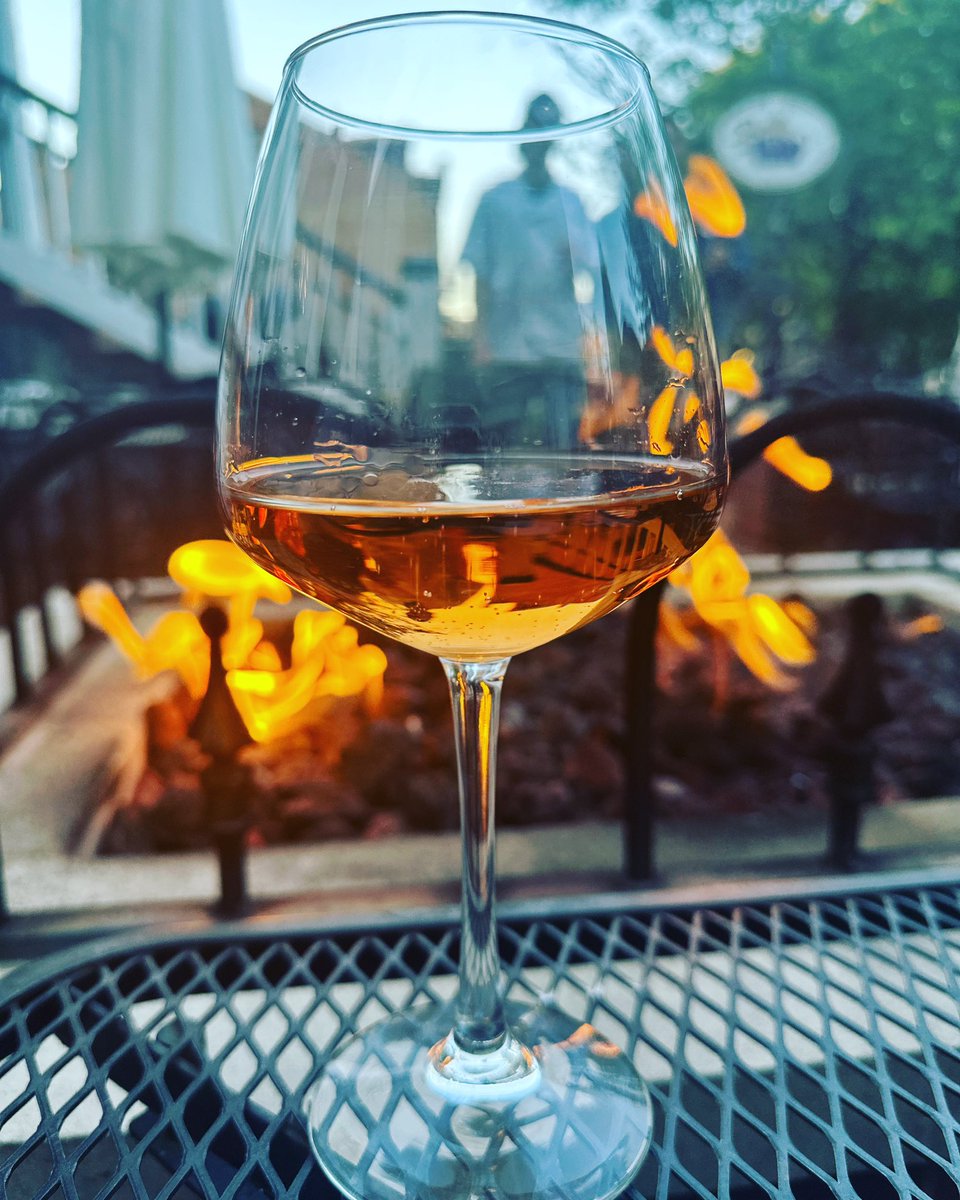 bellavinostl's tweet photo. It’s a Wine 🍷 kinda night @bellavinostl 👏🏻👏🏻 Grab your date and enjoy sips on our patio with your favorite tapas dish 😋 #winebar #vino #wino #datenight #firepit #stlfoodie #eatlocal #rośeallday #stcharlesmo https://t.co/s9peiOcqIo