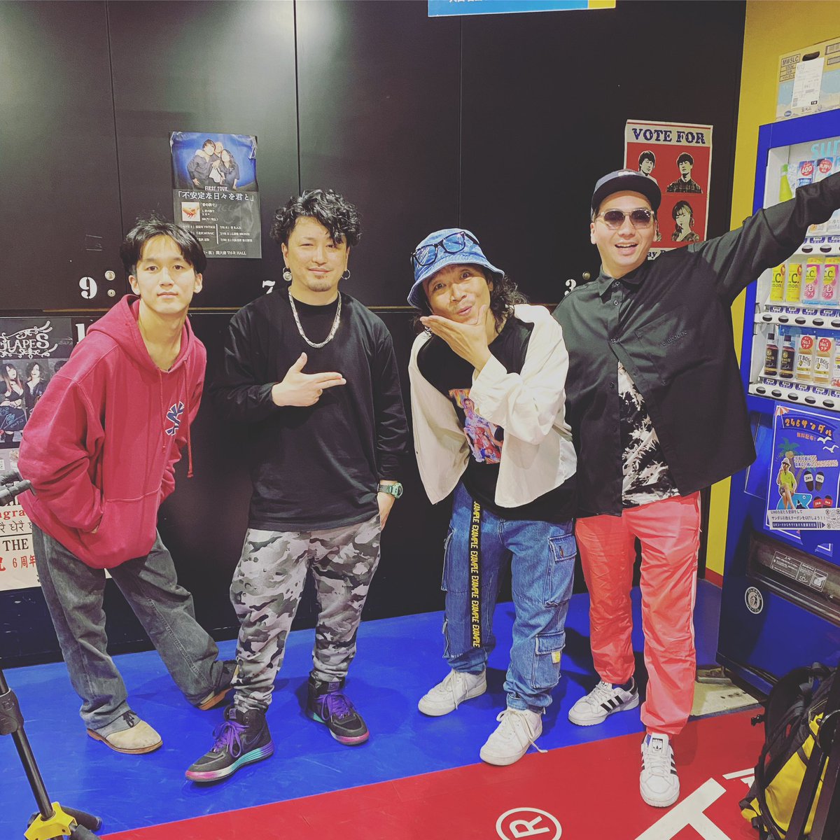 GROOVETAKA1125's tweet image. 愛笑むリハーサル🔥
なんと僕は3年ぶりぐらいの音出し！
音出した瞬間からバッチリハマったね！
相変わらず、タクの歌声と歌詞は心に刺さるわ⚡️
たこ焼き食べながら、今後の動きをミーティン！
ここから楽しみでしかない！
6/24 福岡カマスぜ🔥

#愛笑む #愛笑むライブ #世田谷のりこ #始動 #やるぜ
