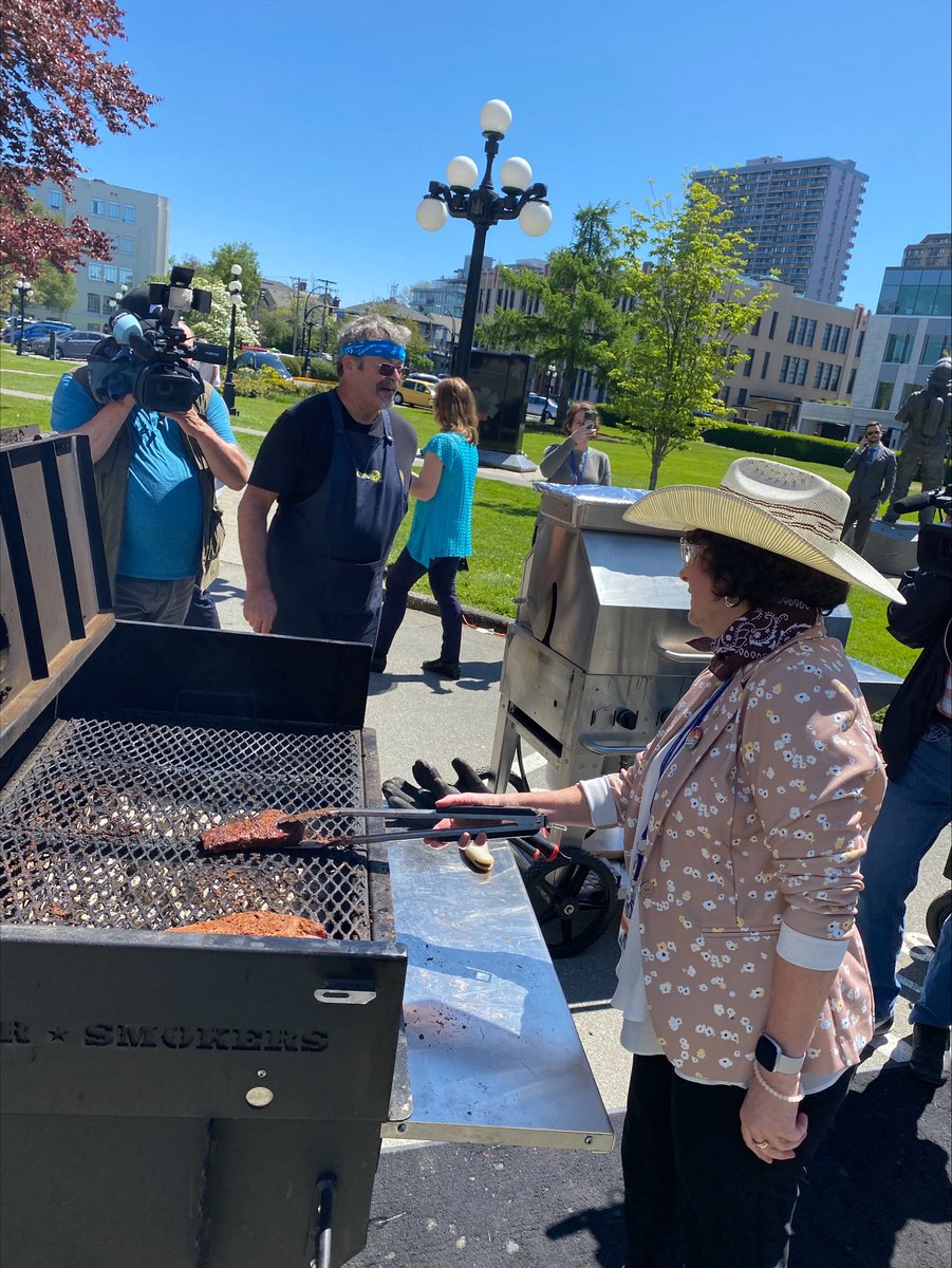 Pam_Alexis_'s tweet photo. #BCBeefDay was a delicious success! Thank you to all of the hardworking & talented folks that came together to make this day happen.
The lineup was so long! They must have come to hear us speak & catch a glimpse of me in a cowboy hat!🤣 https://t.co/h5legPq29z https://t.co/5xwWYDzw3r