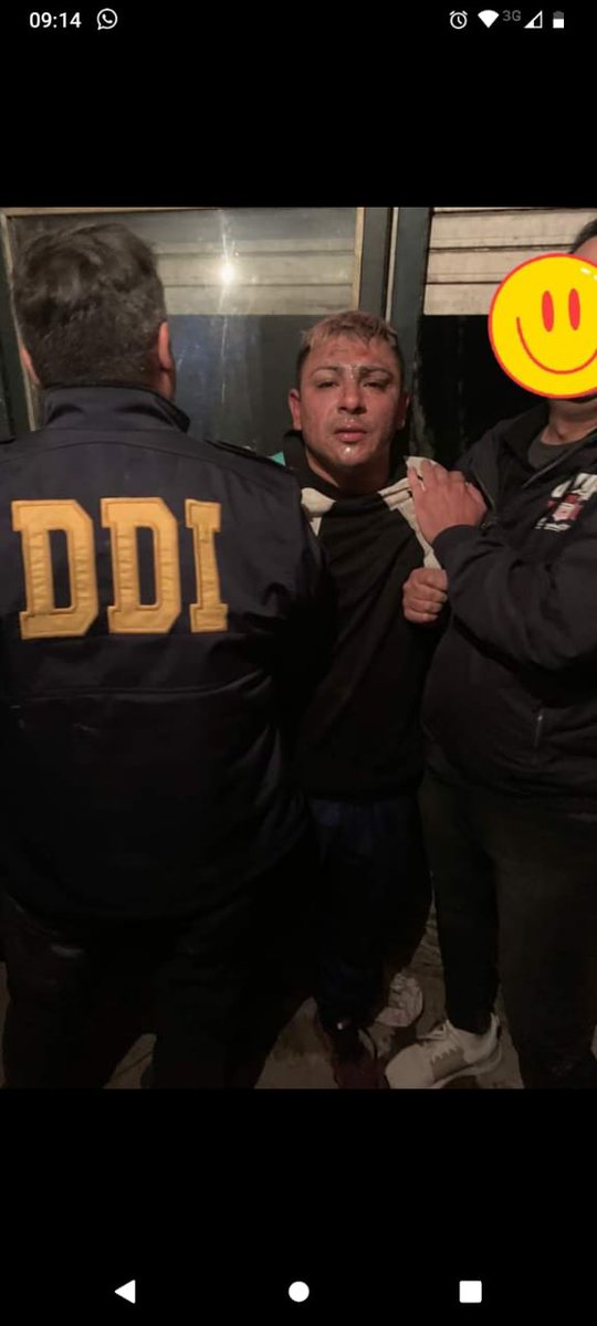 Desdemona_jna's tweet image. Dato: encontraron al complice del asesinato del policía #Alvez, cuando lo detuvieron estaba escondido en un colchón.
#Boliviano con antecedentes.