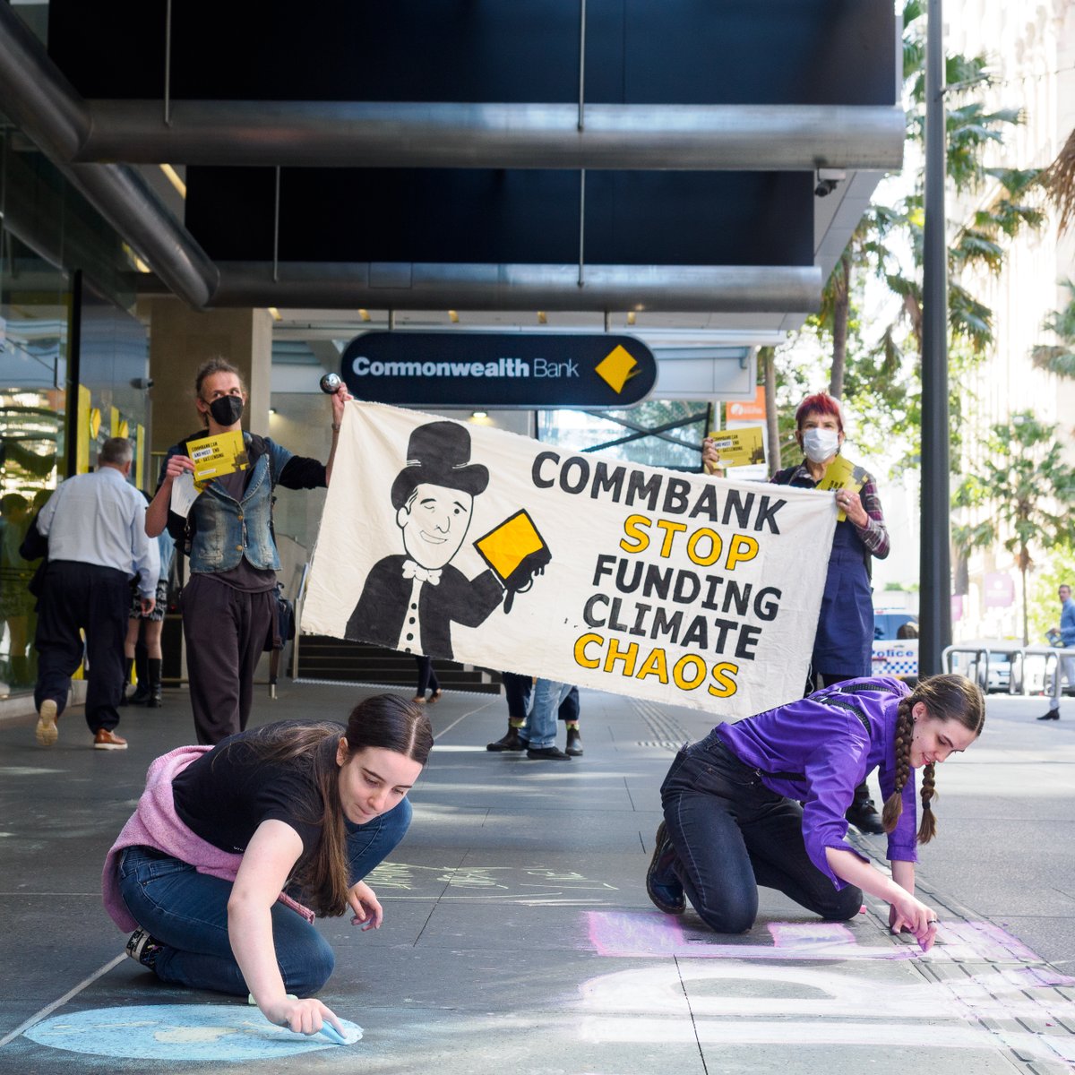 350Australia's tweet photo. Activists in Meanjin taking turning the heat up on CommBank demanding they #BreakUpWithGas! A small group made A LOT of noise inside the building before being moved on, and our chalking/chanting caught the attention of passers-by! https://t.co/XsIadumCuE