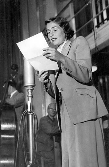 „Je  älter ich werde, je nüchterner ich den politischen Männlichkeitswahn durchschaue, um so bewußter bemühe ich mich darum, mich davon zu  emanzipieren.“  

Vor 102 Jahren wurde Hildegard Hamm-Brücher geboren.