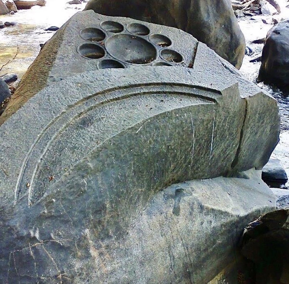 Machine-like engravings on this stone in the Shalmala river at India’s Sahasralinga site.
 📷 unknown