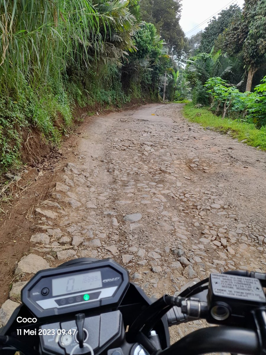 dhemit_is_back's tweet photo. Hallo Para pendukung @ganjarpranowo selamat Pagii Tlng bilang ya sama junjungan mu jangan Sering Konten di luar daerah cukup di Banjarnegara Jalan Batu seperti kisah cinta dengan mantan penuh terjal 😆😆
Oh ya kata pak @jokowi bisa langsung laporan ke bapak https://t.co/iSWoOUTMlX
