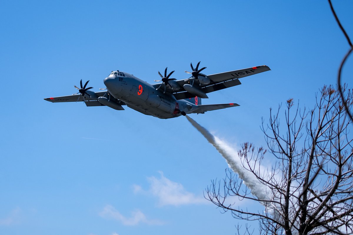 Angeles_NF's tweet photo. Pilots who fly Military Airborne Fire Fighting Systems (MAFFS) are conducting training exercises over the Angeles National Forest through Friday. Only water will be dropped on the forest. For more info about MAFFS: https://t.co/xljQ3P2ppJ.

#aircraft #aerialfirefighting https://t.co/napGbq76NV