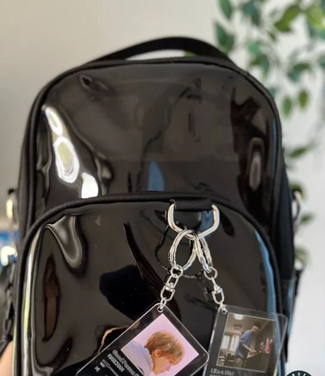 DearVantee's tweet photo. WTA.. tas pvc buat konser tuh ga mesti transparan kan ya? Klo wrn item tp bahan pvc gapapa kan yah? Seperti di gambar boleh ga ya buat masuk konser agust d jakarta? https://t.co/RiyqAGsSw1