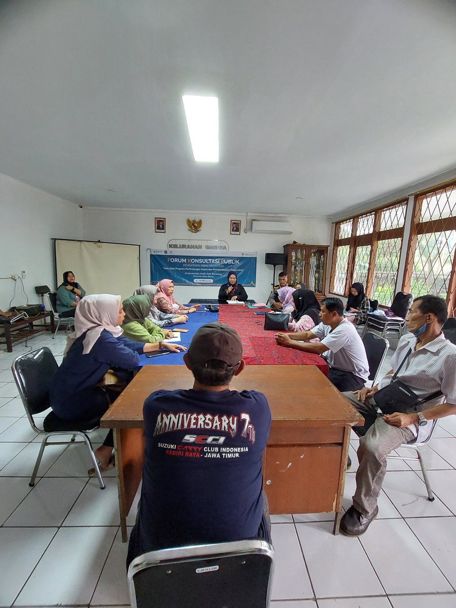 Giat Lurah Kelurahan Garuda dan Bhabinkamtibmas Garuda Mengikuti acara Forum Konsultasi Publik hari Ke-3 bersama Pengurus RW 01 Perihal Pendataan Awal Regsosek. Bertempat di Aula Kelurahan Garuda. Kamis, 11 Mei 2023