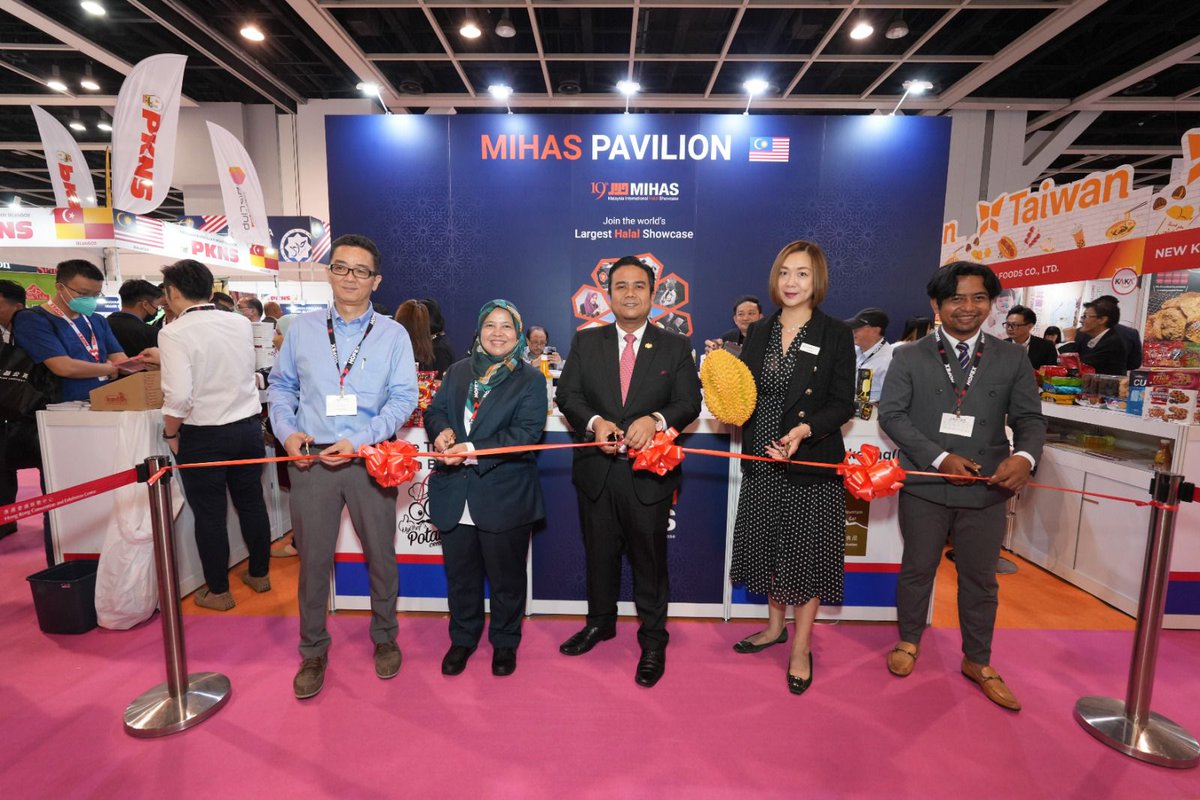 mihas_malaysia's tweet photo. Thank you for joining us at the Joint Pavilion Launching Ceremony of the Malaysia Pavilion at HOFEX 2023!
Visit MIHAS Booth at Hall 1C-F27 at HOFEX 2023 from 10 to 12 May 2023 at HKCEC.
#ThinkHalalThinkMIHAS #MATRADE #MIHAS2023 #HOFEX #foodtradeshow https://t.co/MLJ9vF7wrO
